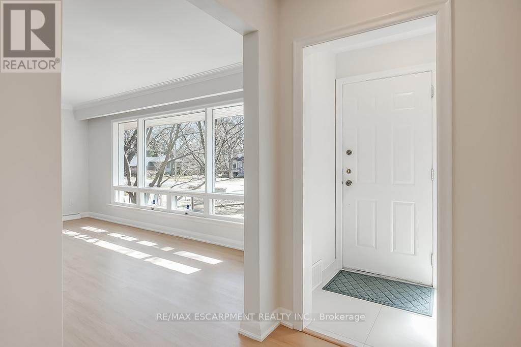 2063 Glenforest Crescent, Oakville, Ontario  L6J 2G5 - Photo 5 - W12125592