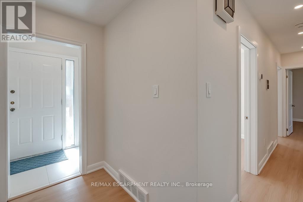 2063 Glenforest Crescent, Oakville, Ontario  L6J 2G5 - Photo 6 - W12125592