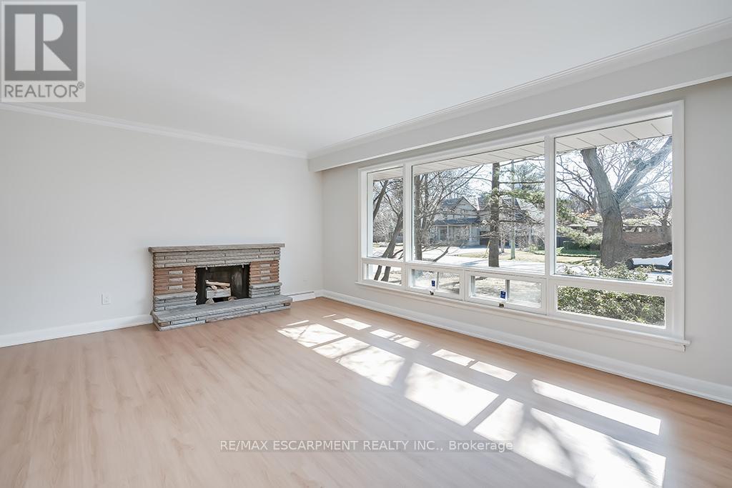 2063 Glenforest Crescent, Oakville, Ontario  L6J 2G5 - Photo 7 - W12125592