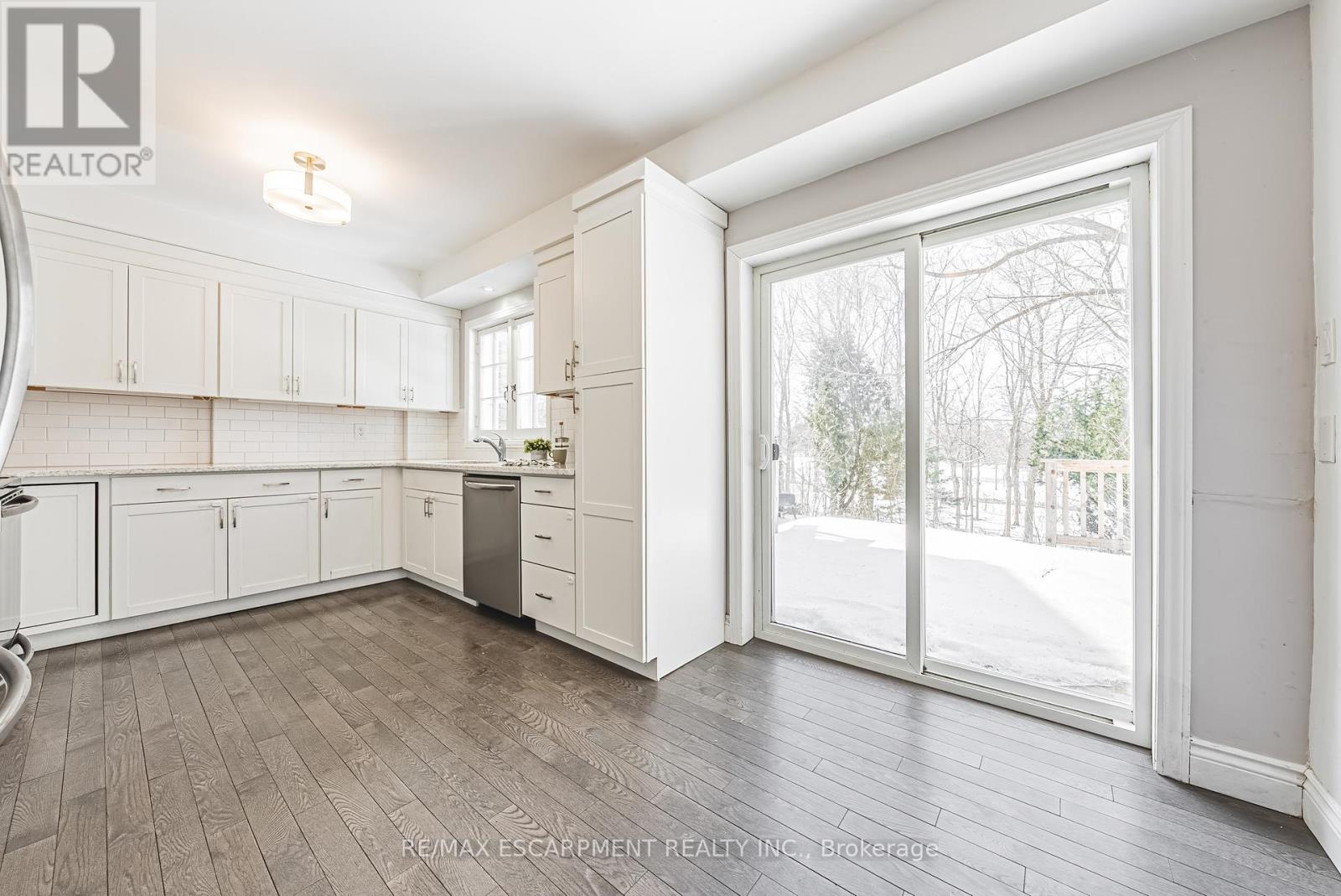 34 Chedoke Avenue, Hamilton, Ontario  L8P 4N9 - Photo 9 - X12125616