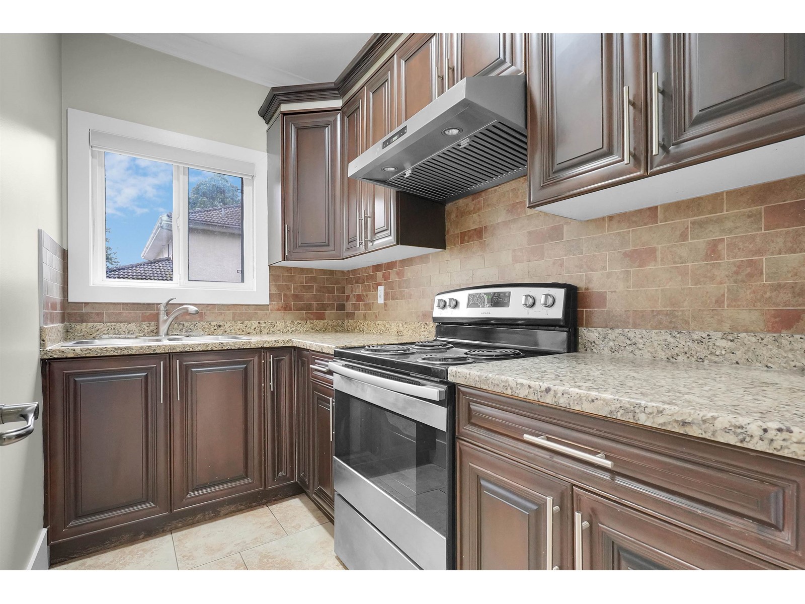 Property at 16202 96A AVENUE image 4