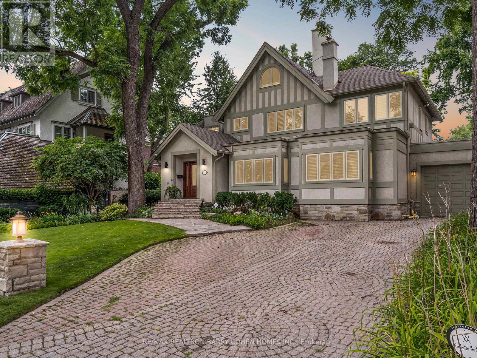 16 CLARENDON AVENUE, Toronto, Ontario