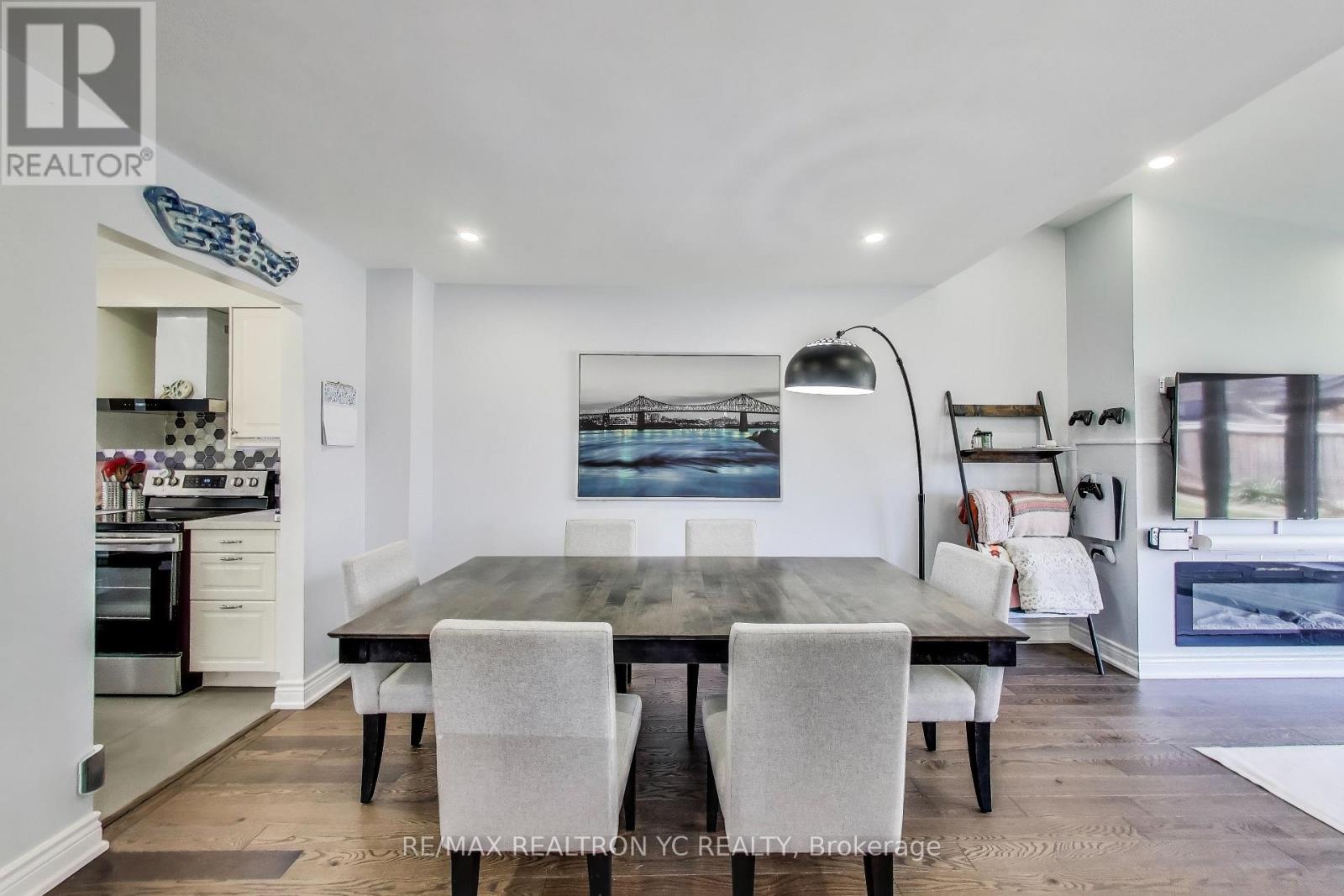 4124 Marigold Crescent, Mississauga, Ontario  L5L 2A5 - Photo 4 - W12125698