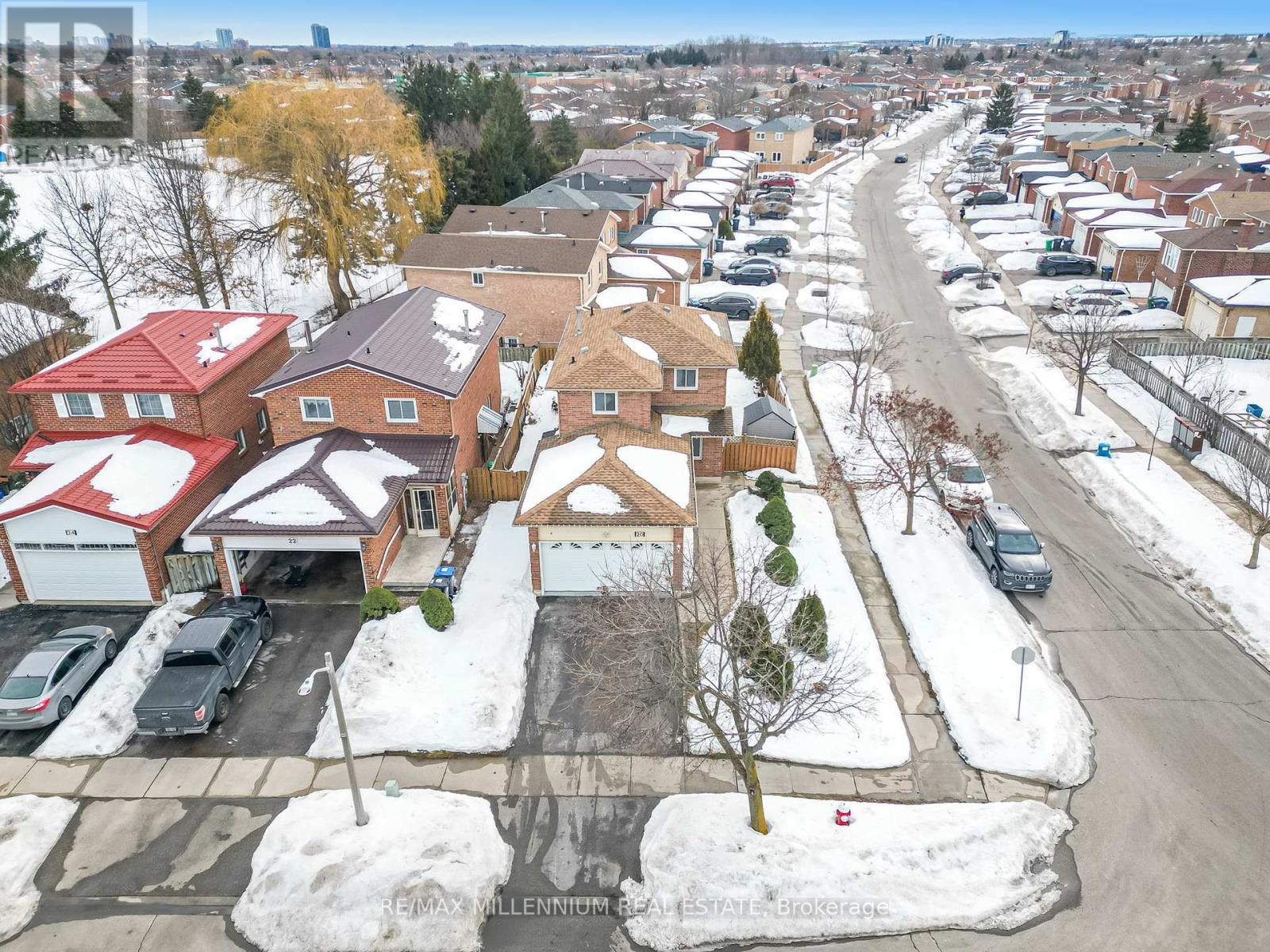 20 Whitehaven Drive, Brampton, Ontario  L6Z 4N4 - Photo 2 - W12125748