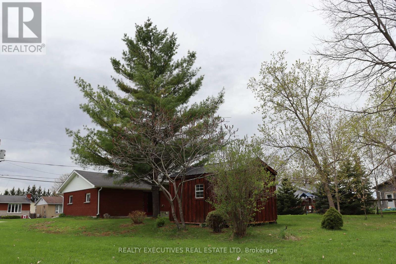 49 South Street, North Dundas, Ontario  K0C 2K0 - Photo 10 - X12125786