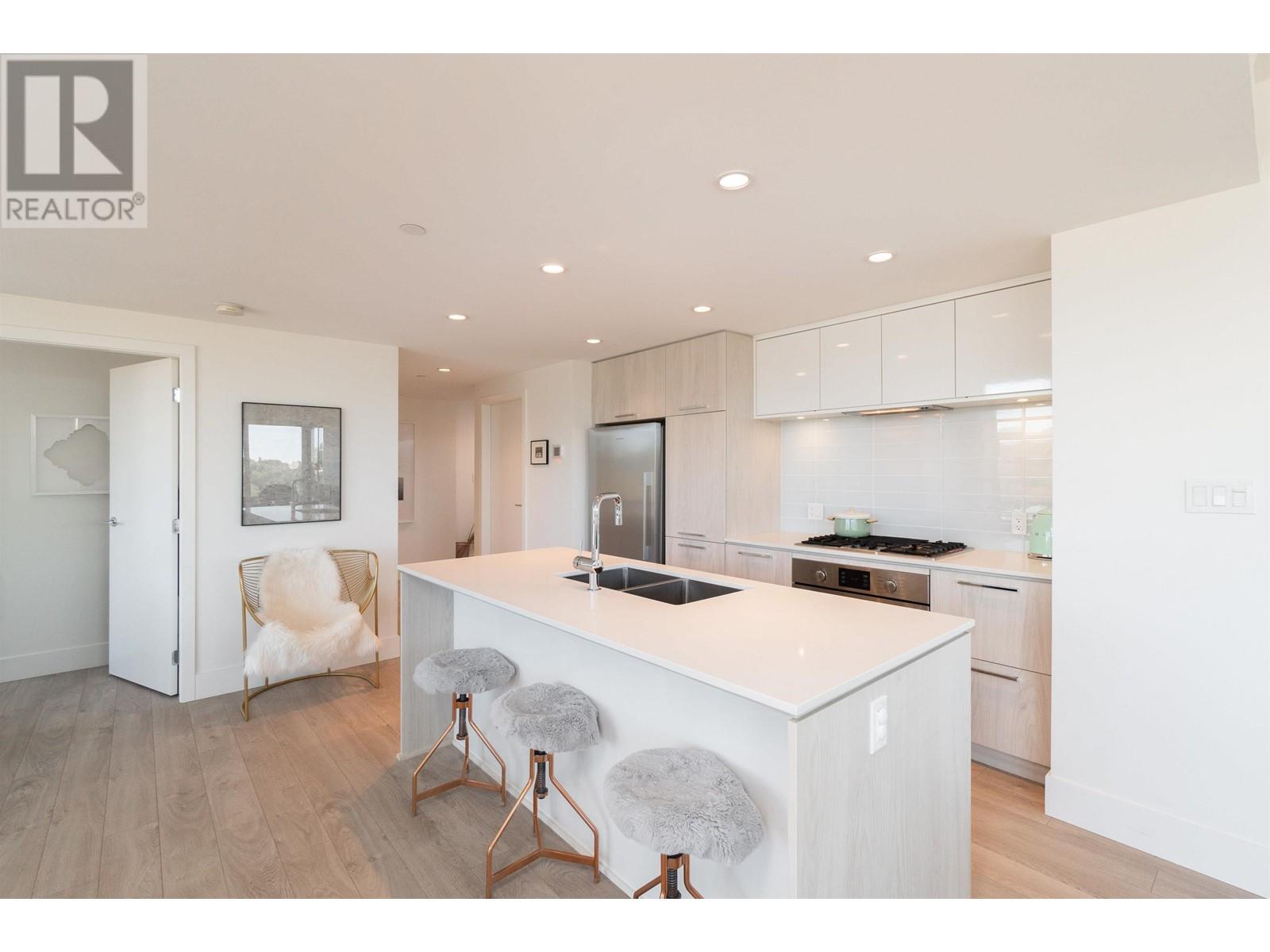 1807 680 Seylynn Crescent, North Vancouver, British Columbia  V7J 0B5 - Photo 3 - R2998268
