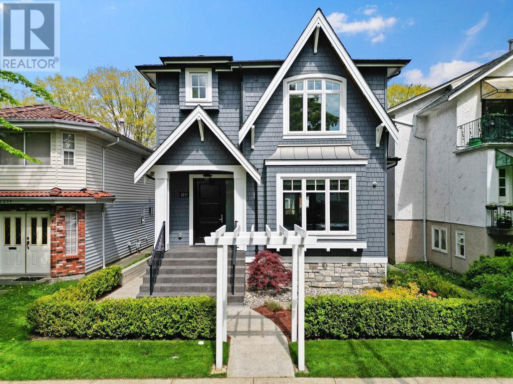 2217 E 8th Avenue, Vancouver, British Columbia  V5N 1V4 - Photo 1 - R2998237