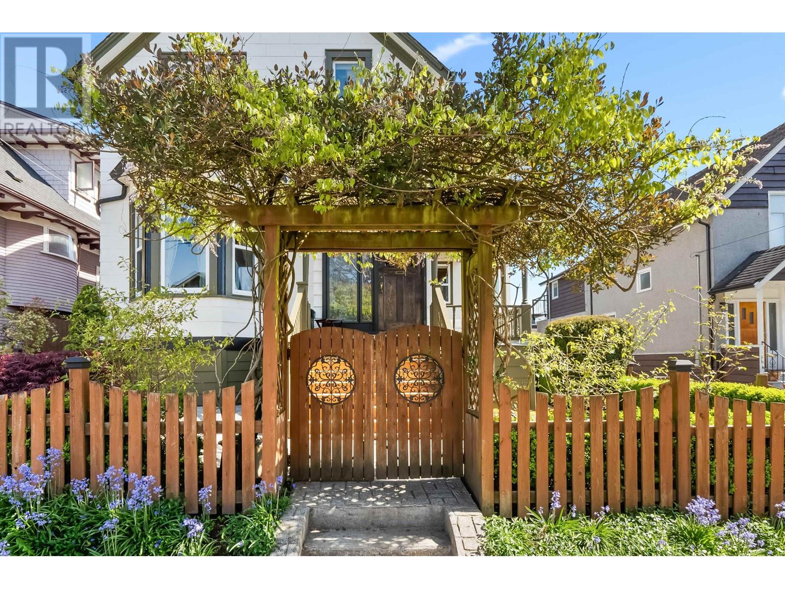 327 Pine Street, New Westminster, British Columbia  V3L 2T1 - Photo 2 - R2998286