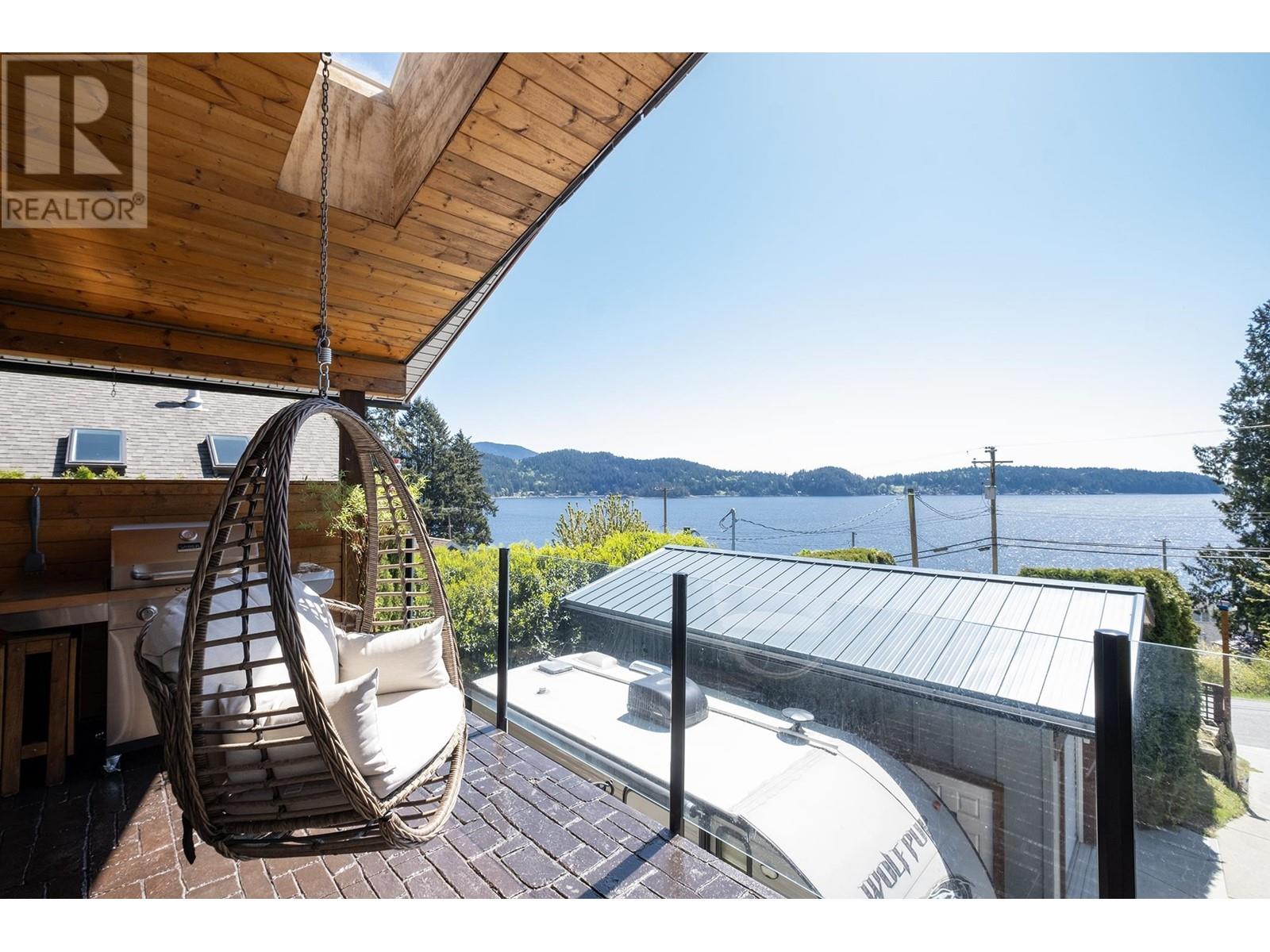 454 Central Avenue, Gibsons, British Columbia  V0N 1V1 - Photo 3 - R2998315