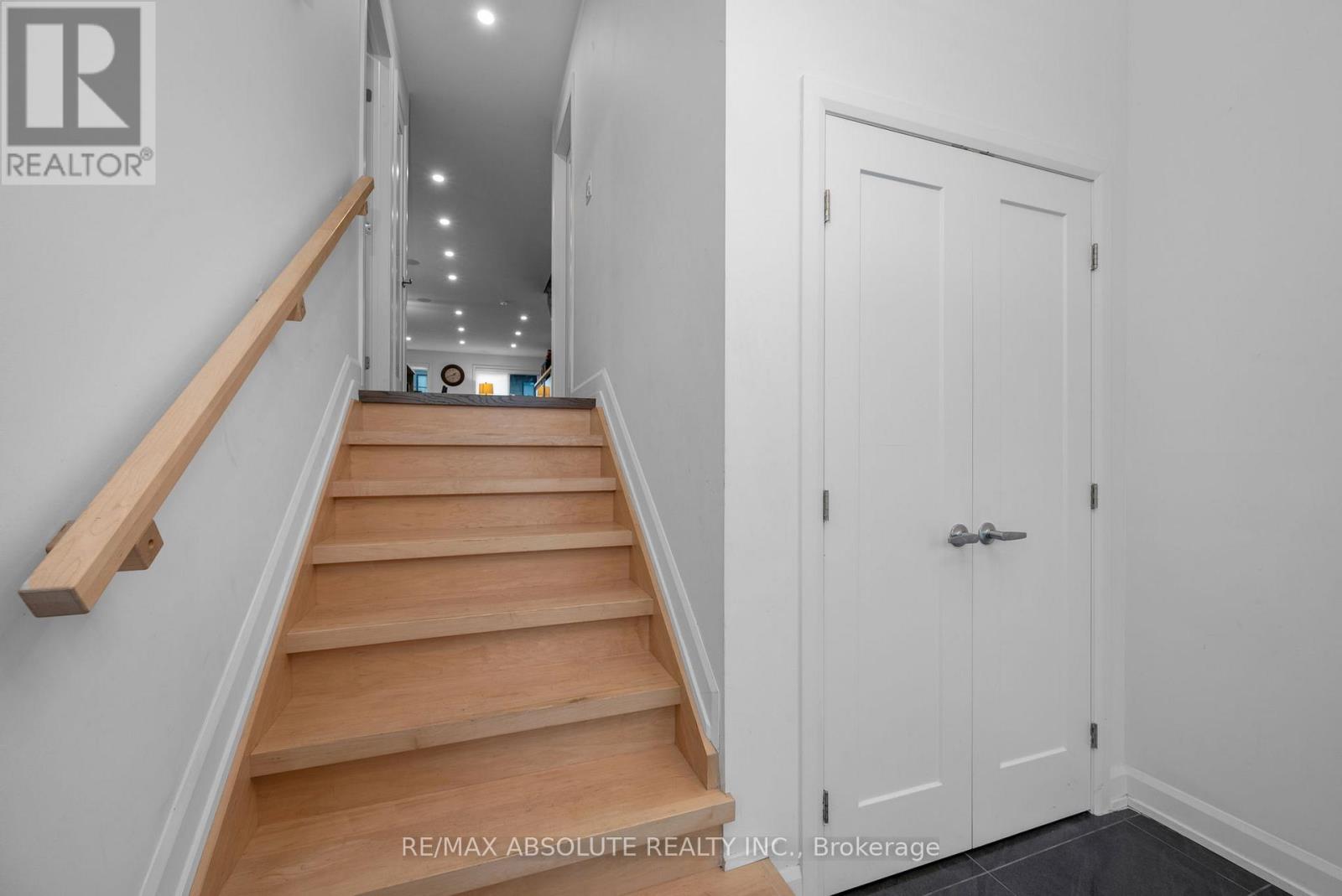 Property at 216B CHURCHILL AVENUE N image 2