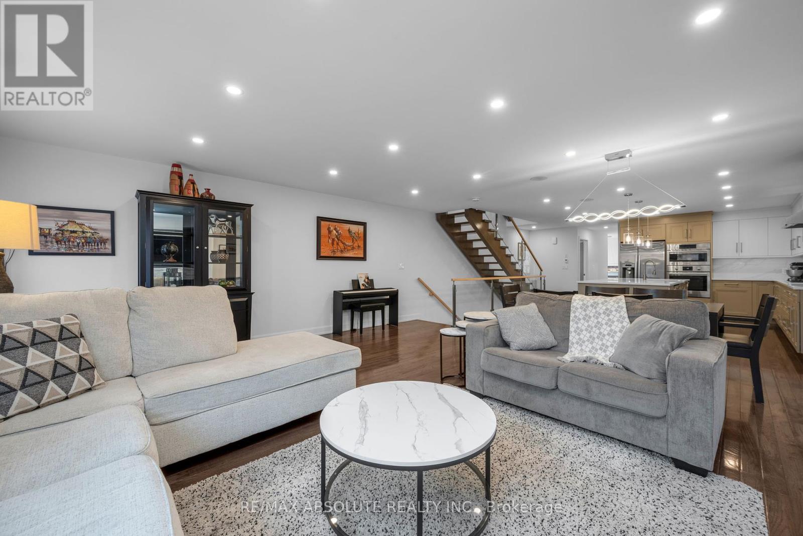 Property at 216B CHURCHILL AVENUE N image 4