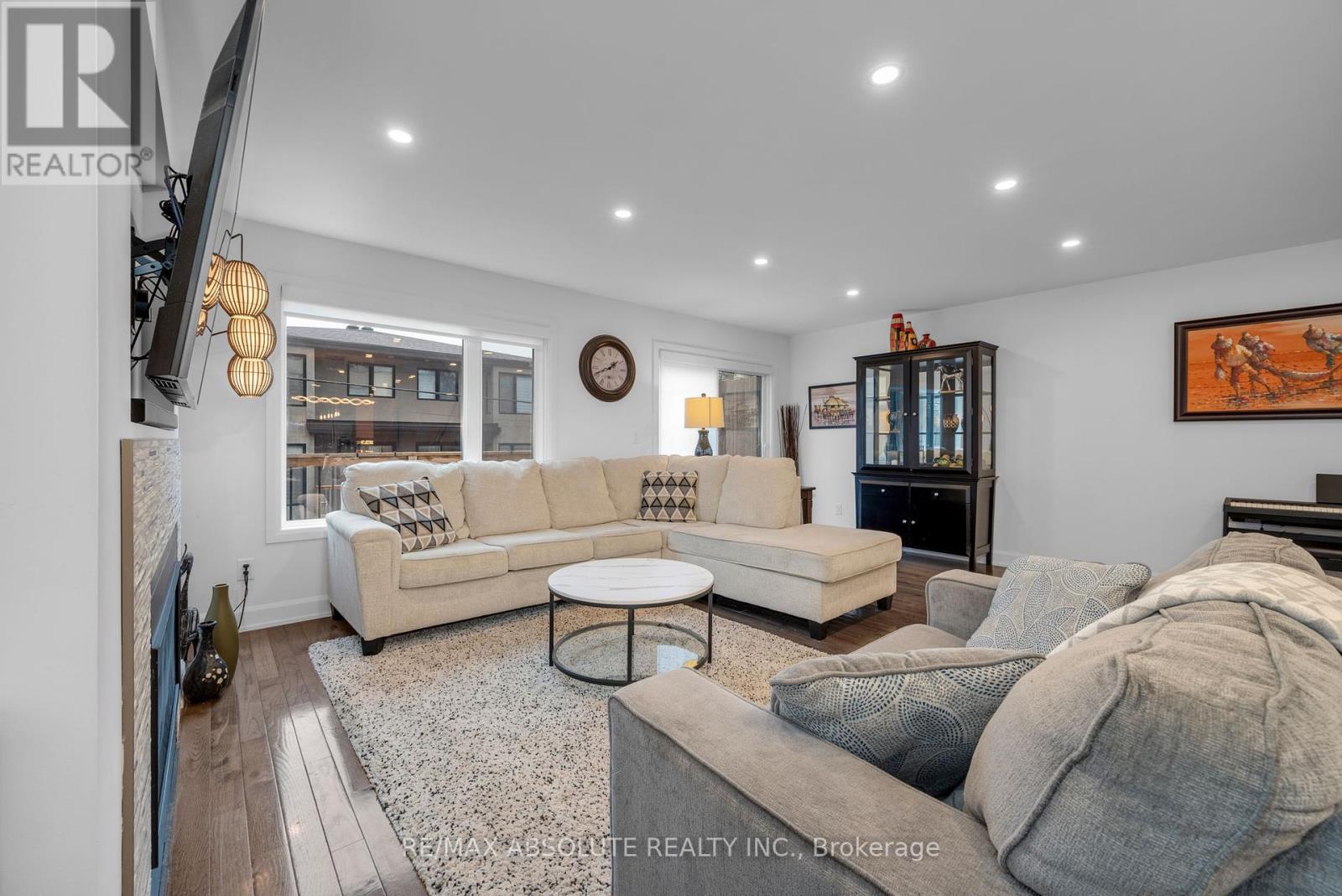 Property at 216B CHURCHILL AVENUE N image 5