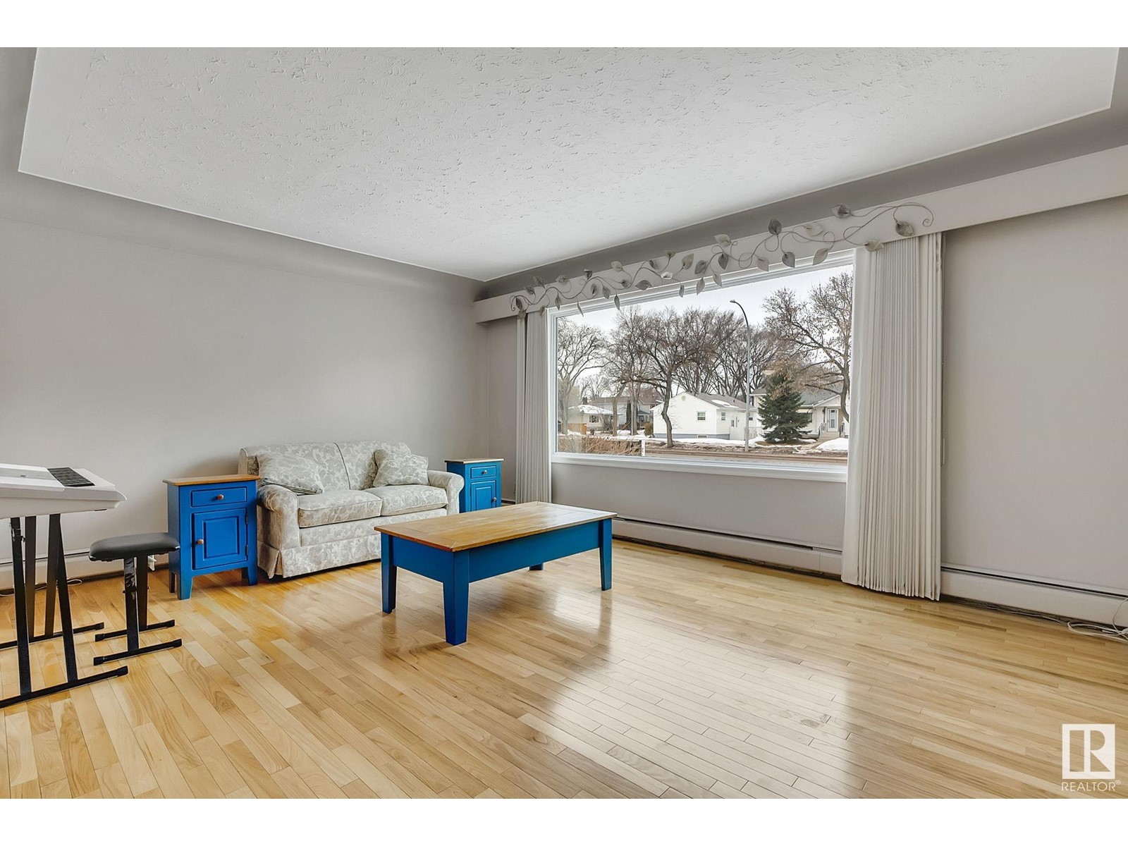 Property at 5121 118 AV NW image 3