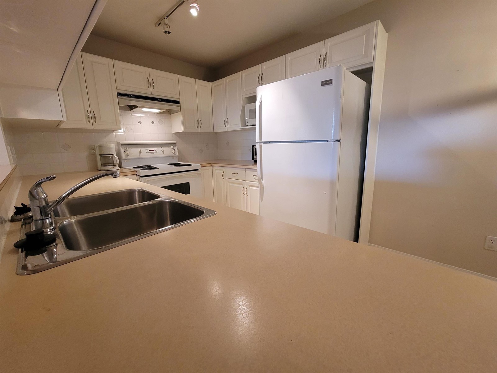 301 13870 70 Avenue, Surrey, British Columbia  V3S 2H7 - Photo 11 - R2997952