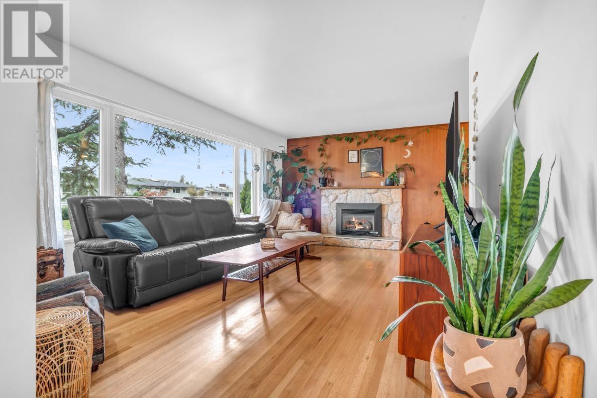 Property at 852 E 17TH STREET image 2