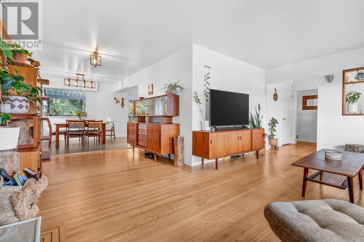Property at 852 E 17TH STREET image 3