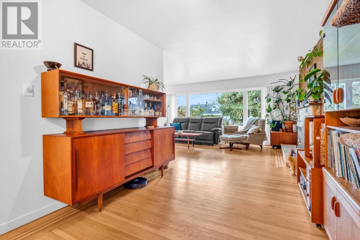 Property at 852 E 17TH STREET image 5