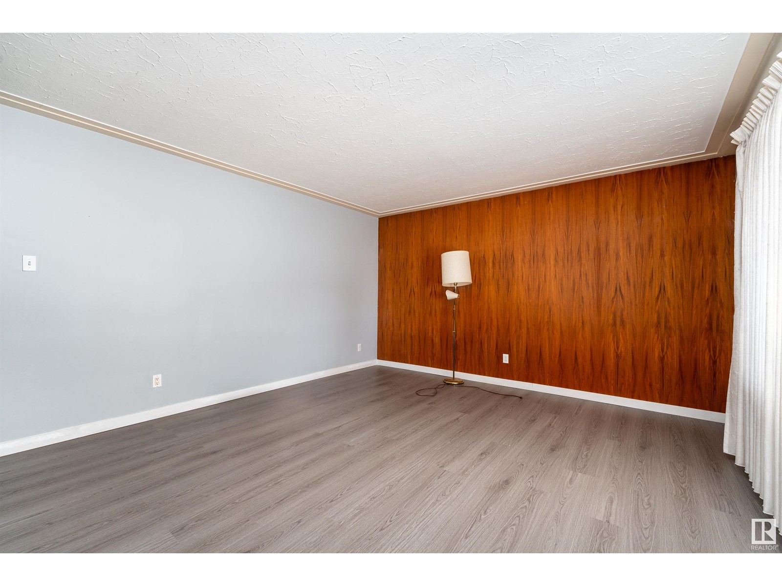 Property at 12419 83 ST NW image 3
