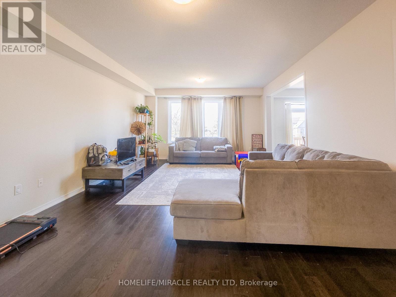 48 Esther Crescent, Thorold (Hurricane/merrittville), Ontario  L3B 2W9 - Photo 4 - X12125808
