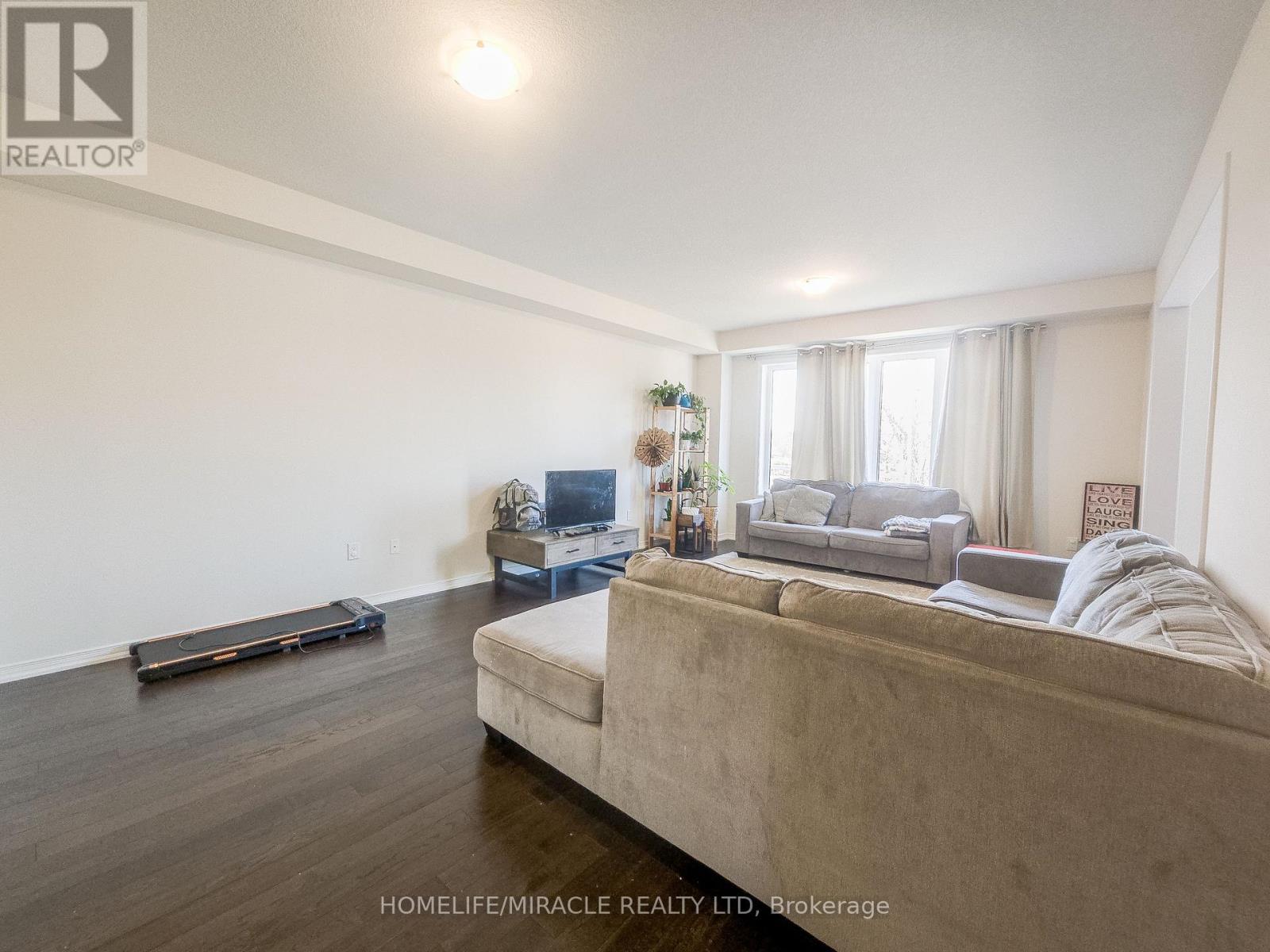 48 Esther Crescent, Thorold (Hurricane/merrittville), Ontario  L3B 2W9 - Photo 5 - X12125808