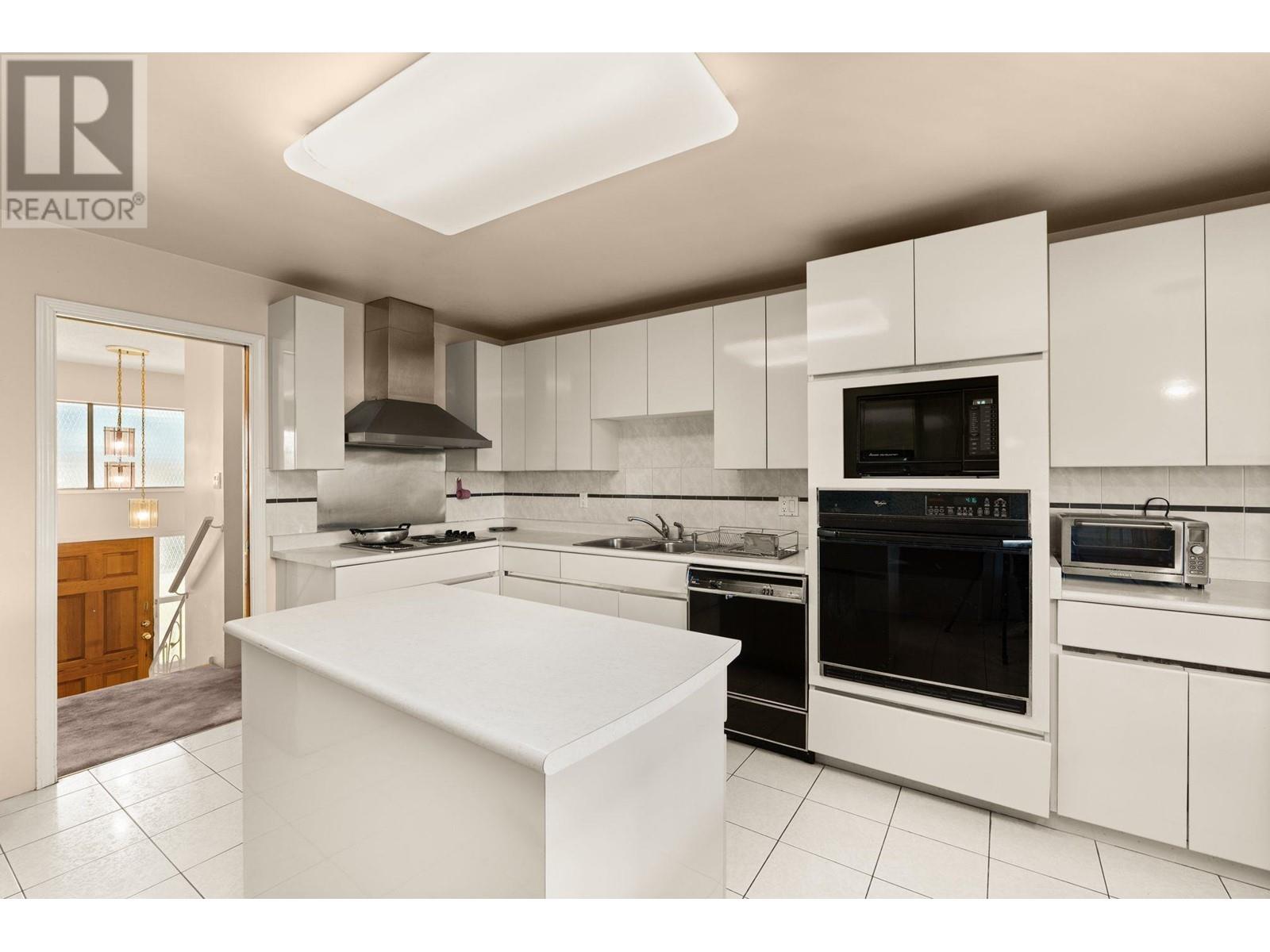 8915 Monroe Avenue, Burnaby, British Columbia  V3N 4E7 - Photo 9 - R2998363