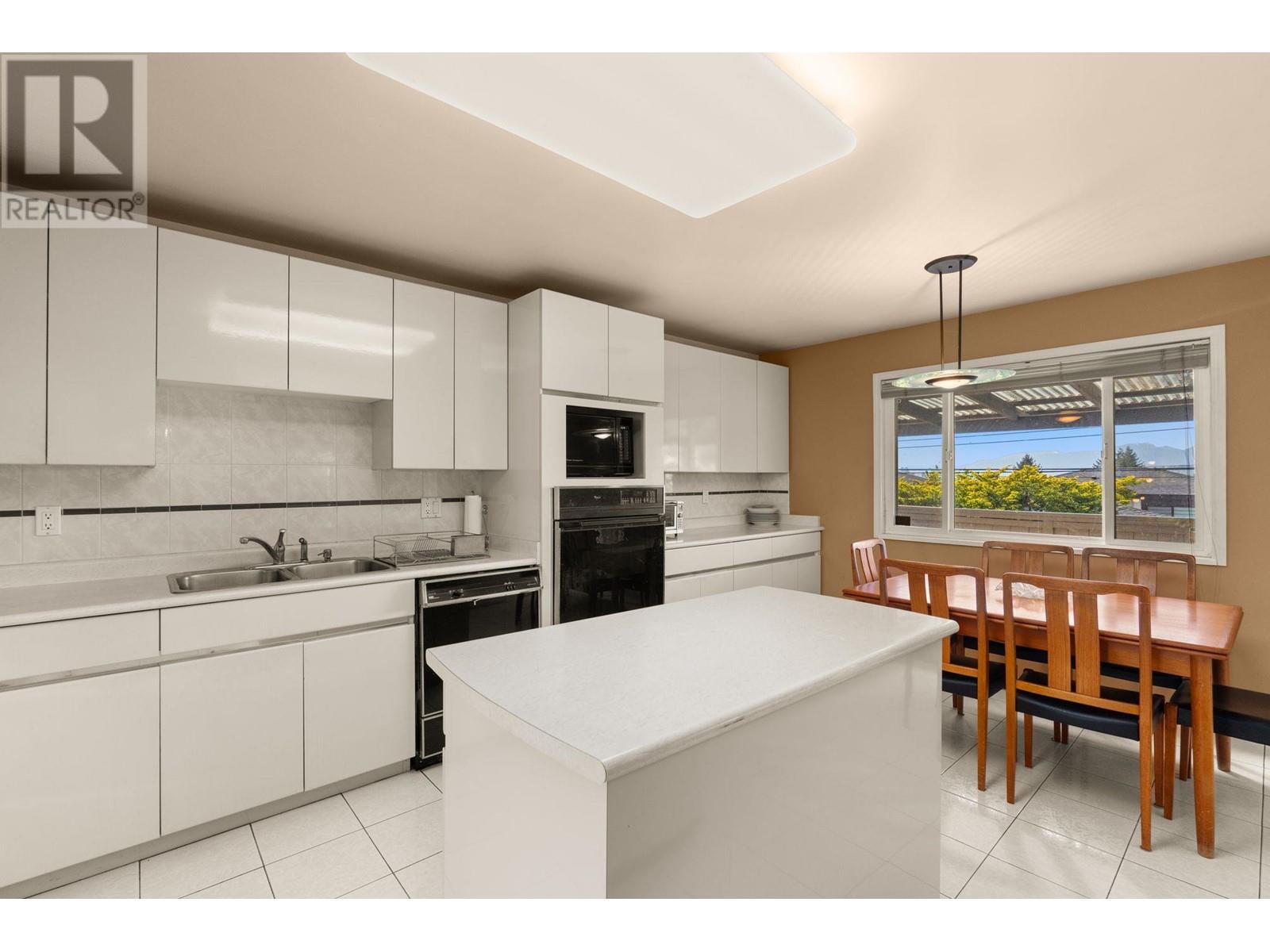 8915 Monroe Avenue, Burnaby, British Columbia  V3N 4E7 - Photo 11 - R2998363