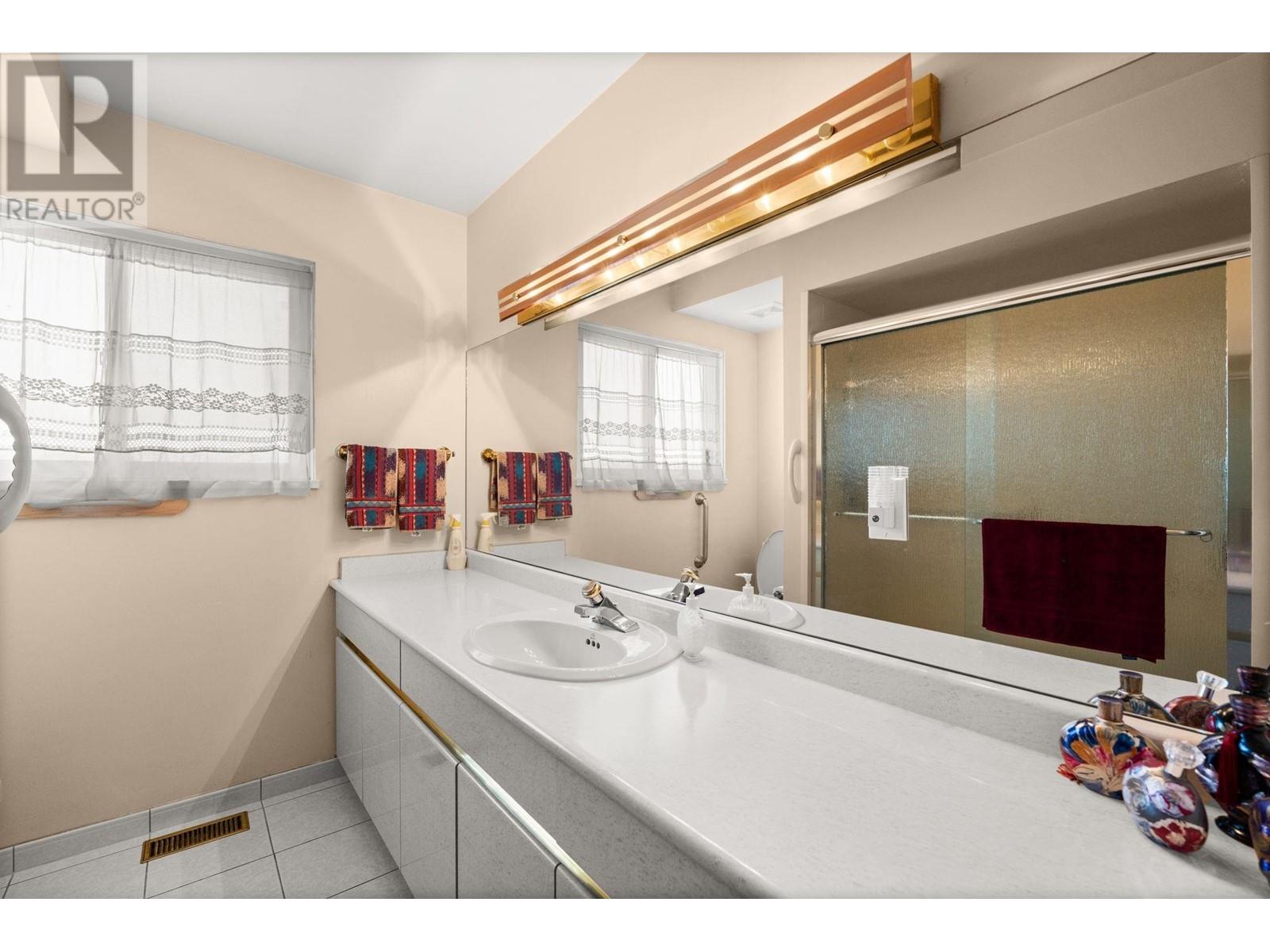 8915 Monroe Avenue, Burnaby, British Columbia  V3N 4E7 - Photo 14 - R2998363