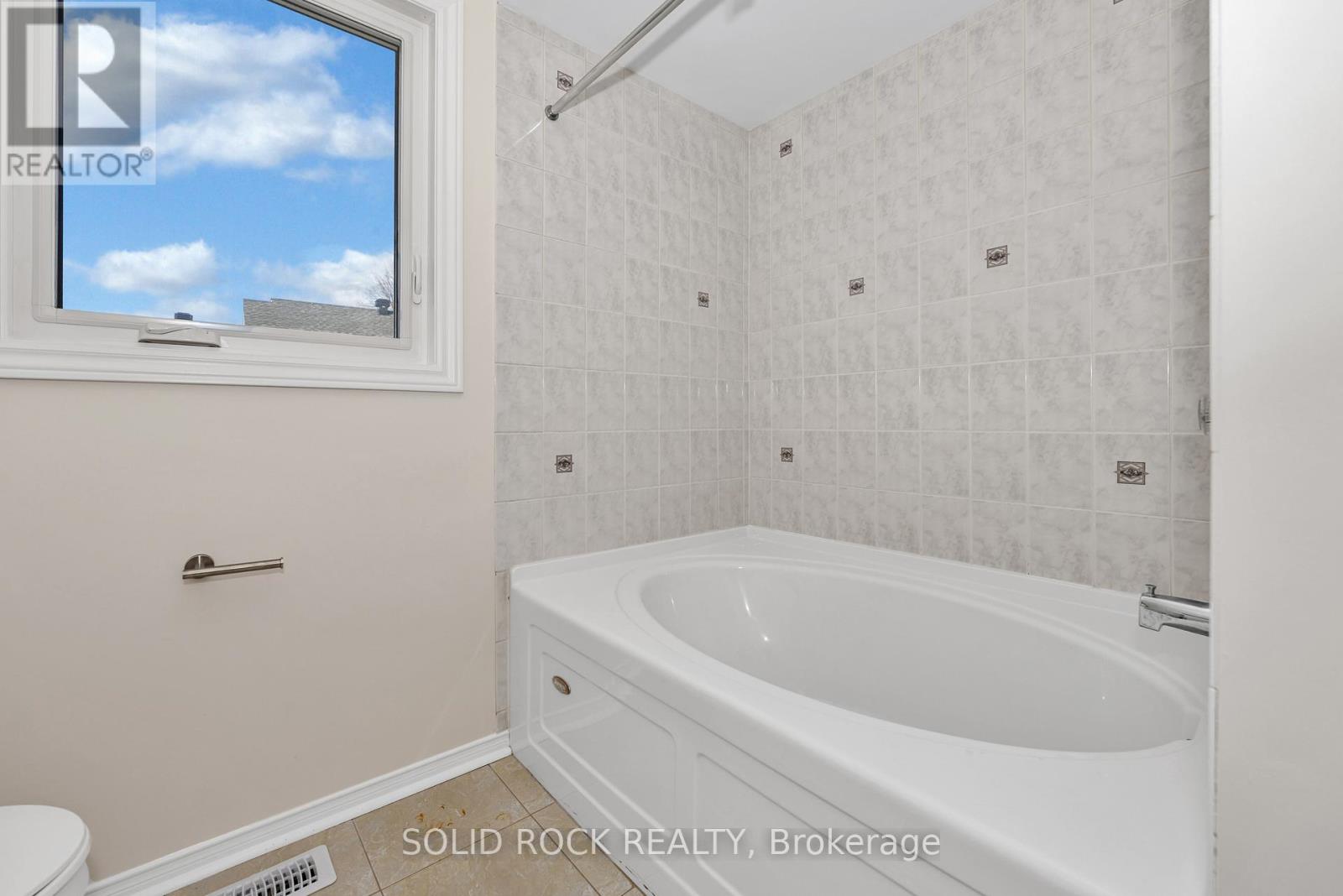 6024 Longleaf Drive, Ottawa, Ontario  K1W 1J2 - Photo 21 - X12125893