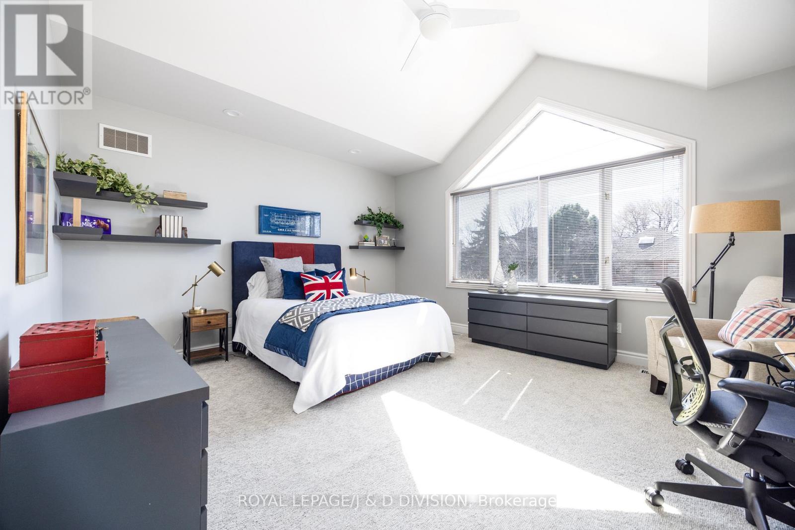 42 Munro Boulevard, Toronto, Ontario  M2P 1B9 - Photo 17 - C12125839