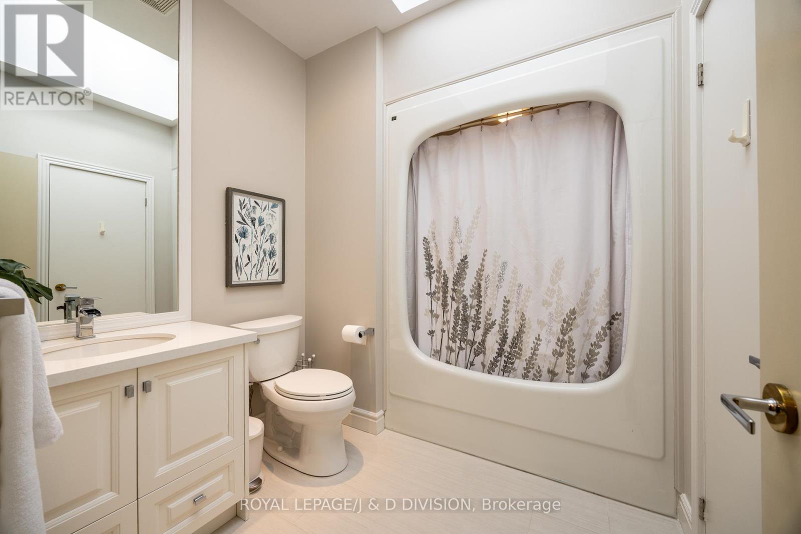 42 Munro Boulevard, Toronto, Ontario  M2P 1B9 - Photo 22 - C12125839