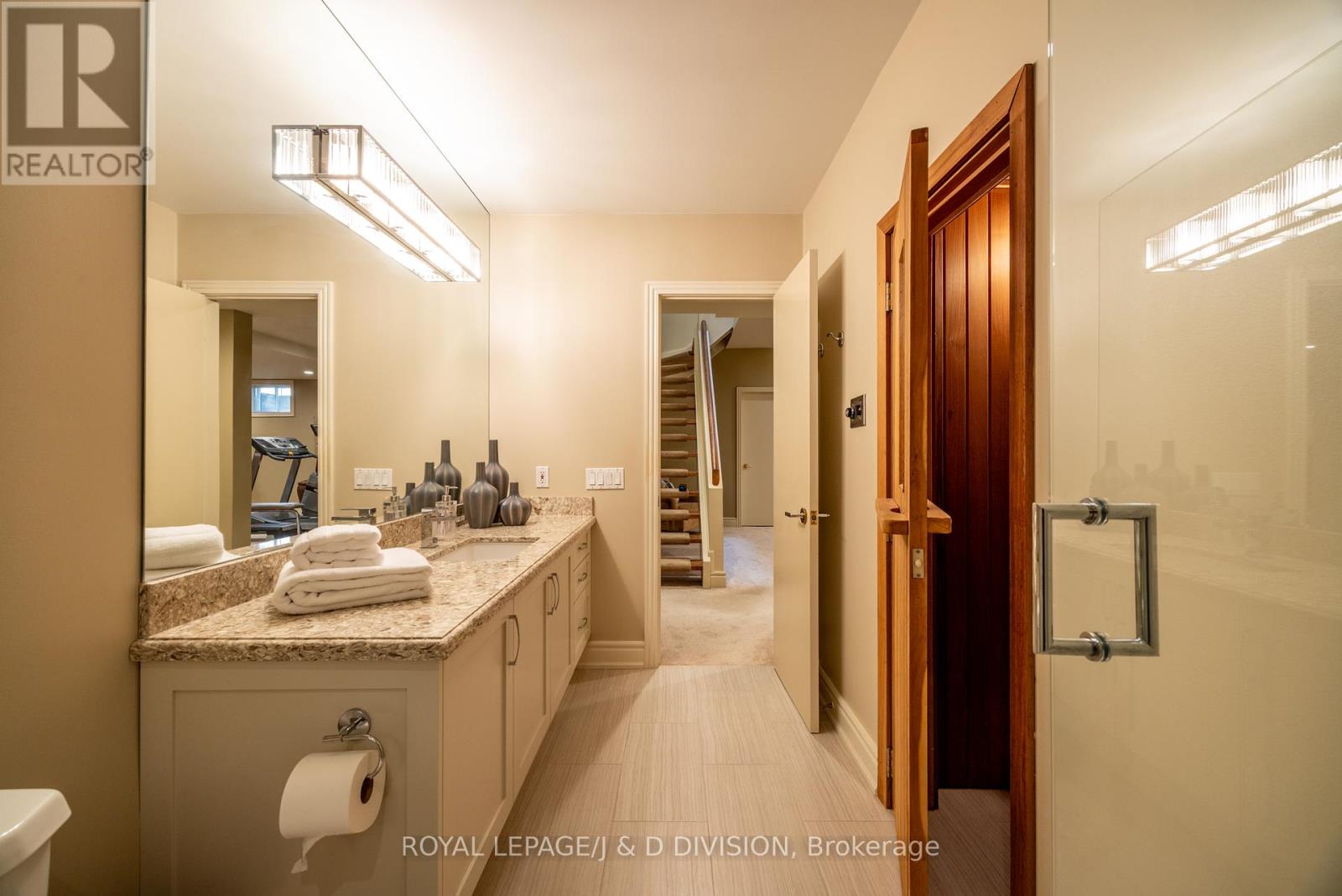 42 Munro Boulevard, Toronto, Ontario  M2P 1B9 - Photo 30 - C12125839