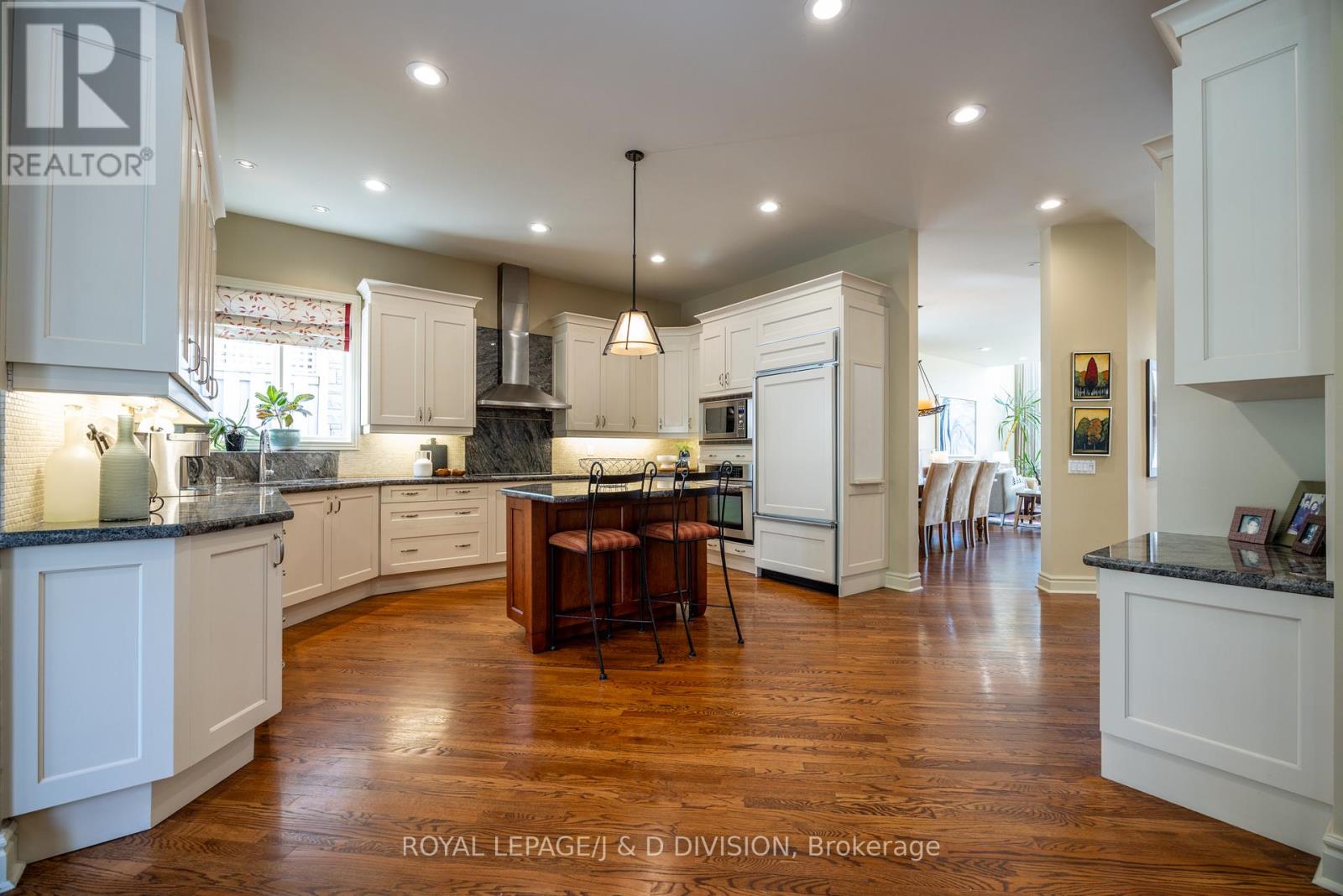 42 Munro Boulevard, Toronto, Ontario  M2P 1B9 - Photo 8 - C12125839