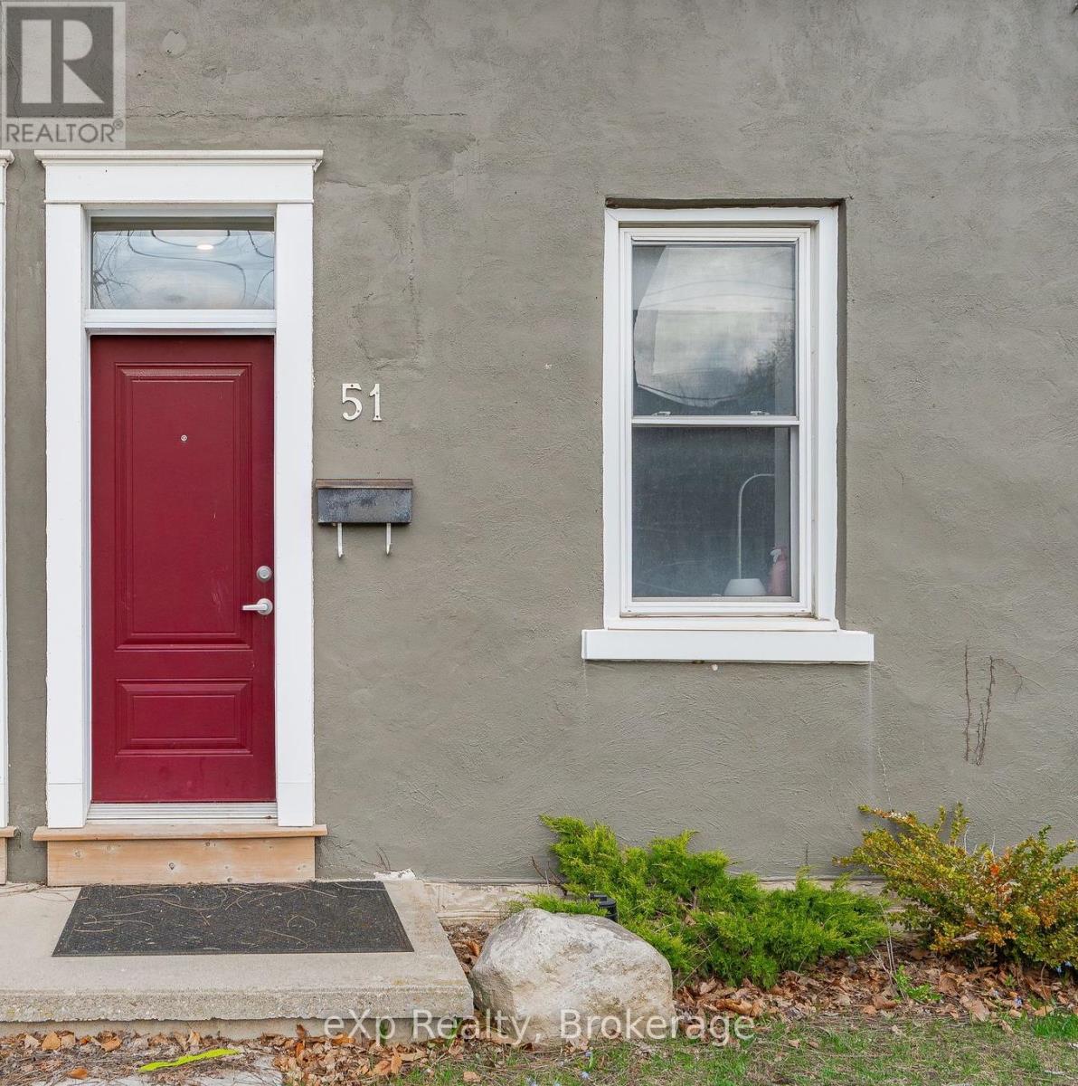 Property at 51 COLLEGE AVENUE W image 1