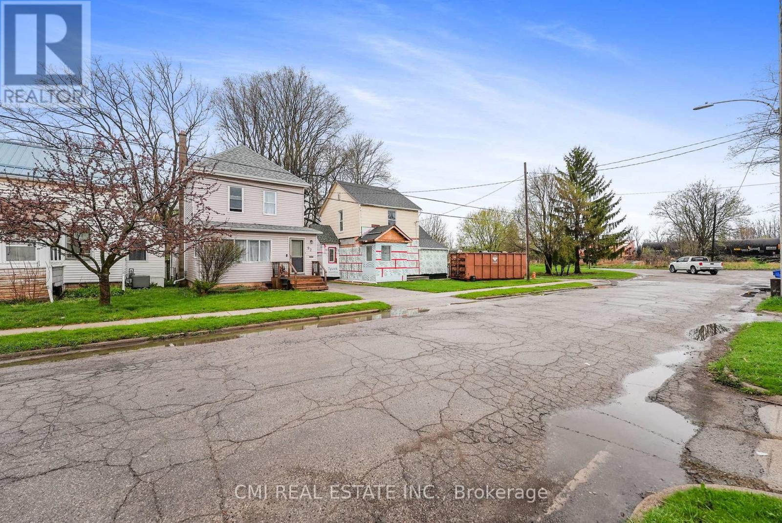 94 Hiawatha Street, St. Thomas, Ontario  N5P 2T7 - Photo 2 - X12125877