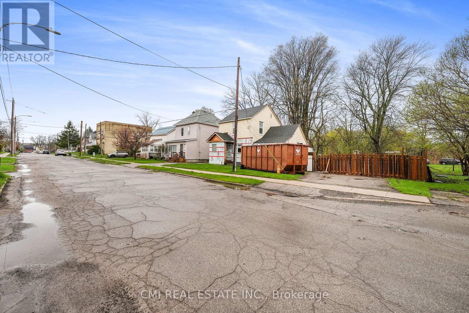 94 Hiawatha Street, St. Thomas, Ontario  N5P 2T7 - Photo 3 - X12125877