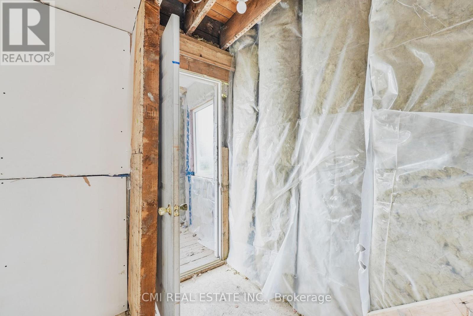 94 Hiawatha Street, St. Thomas, Ontario  N5P 2T7 - Photo 4 - X12125877