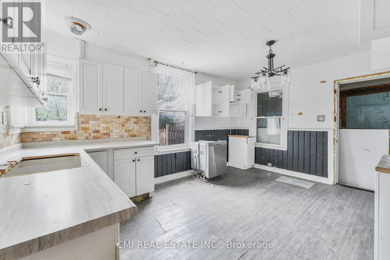94 Hiawatha Street, St. Thomas, Ontario  N5P 2T7 - Photo 8 - X12125877