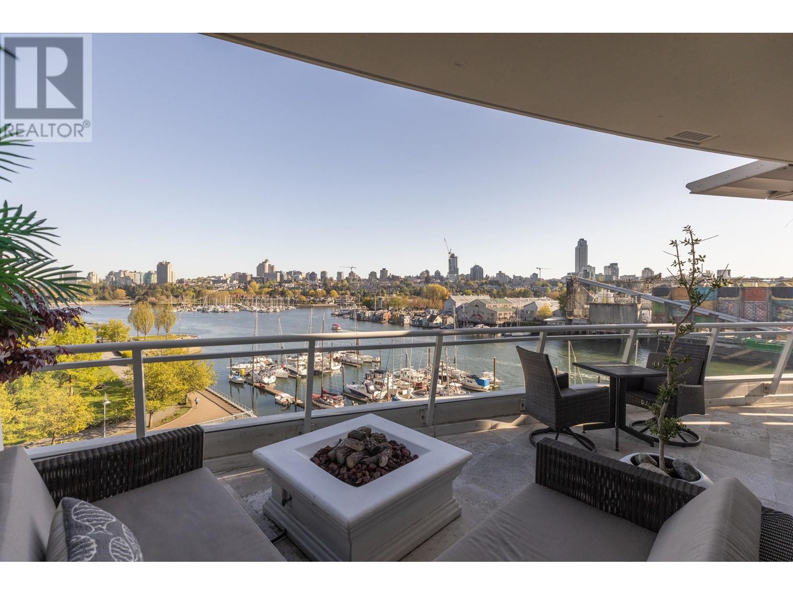 701 628 KINGHORNE MEWS, vancouver, British Columbia