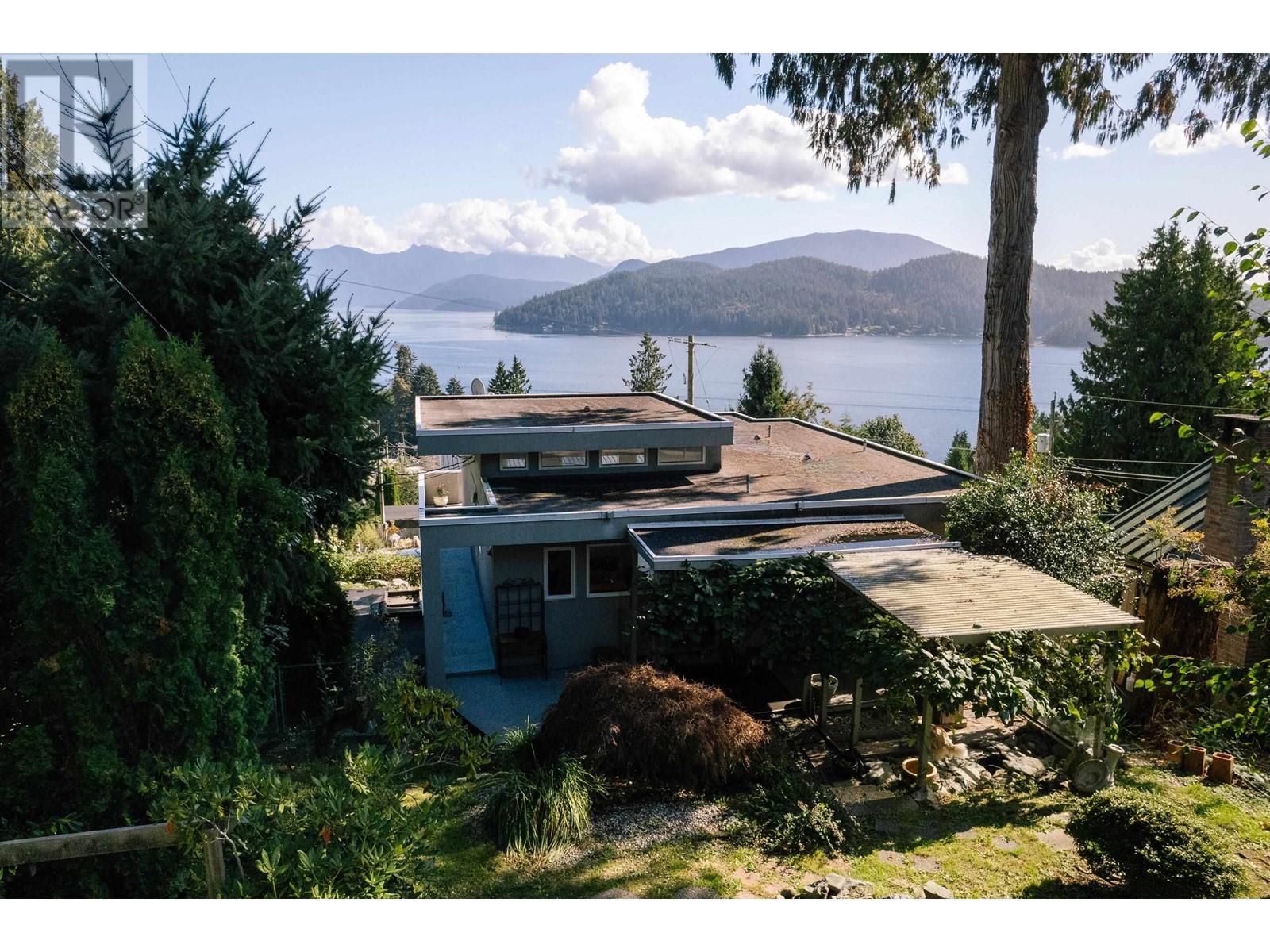 511 Central Avenue, Gibsons, British Columbia  V0N 1V1 - Photo 2 - R2998465