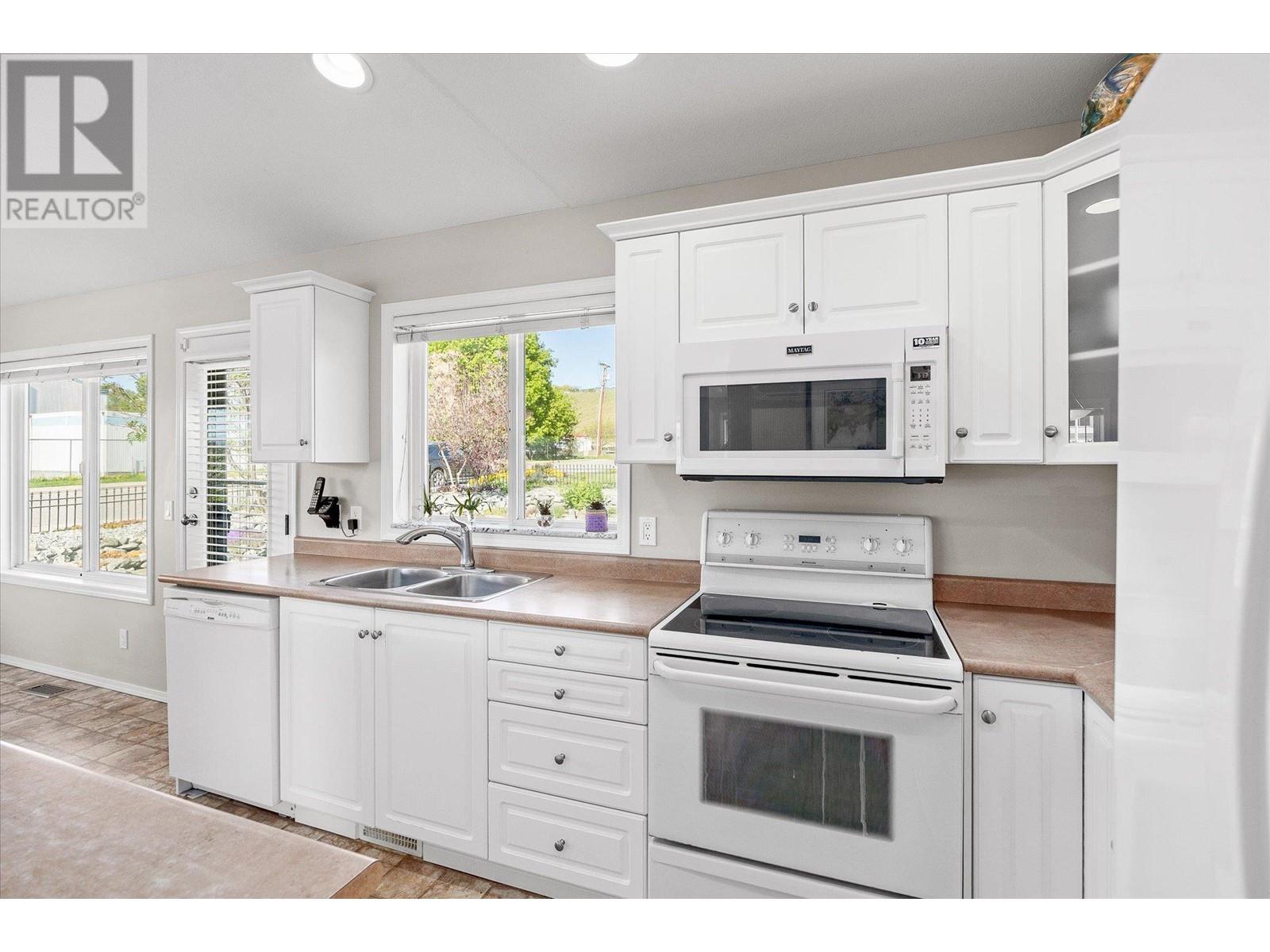 737 Stoltz Court, Kelowna, British Columbia  V1X 7X7 - Photo 11 - 10345931