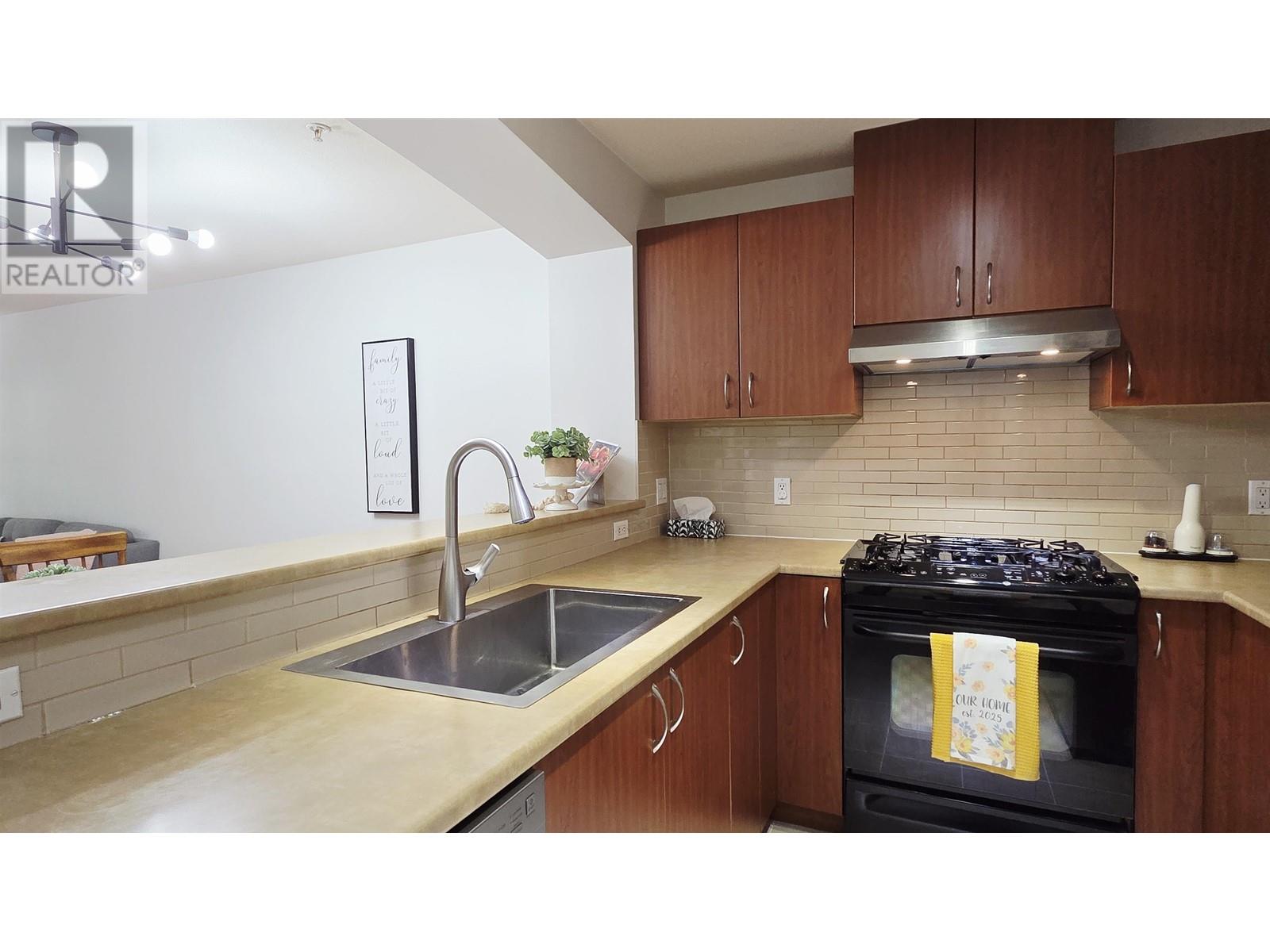303 9098 Halston Court, Burnaby, British Columbia  V3N 0A6 - Photo 5 - R2998134