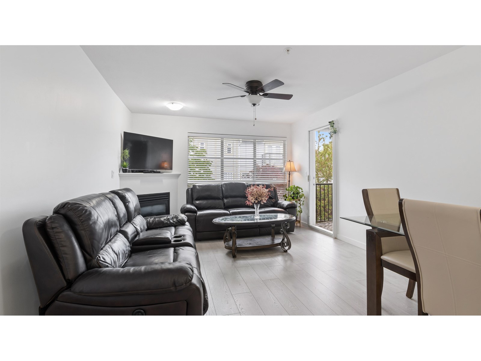 301 12083 92a Avenue, Surrey, British Columbia  V3V 8C8 - Photo 2 - R2998340