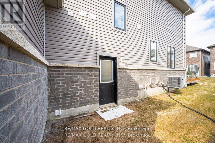 7 Middleton Drive, Wasaga Beach, Ontario  L9Z 0L1 - Photo 37 - S12125975
