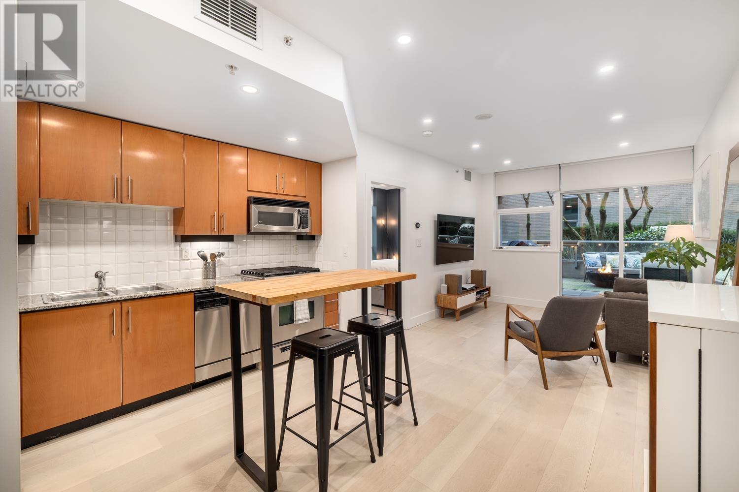 301 168 E Esplanade, North Vancouver, British Columbia  V7L 4X8 - Photo 1 - R2998482
