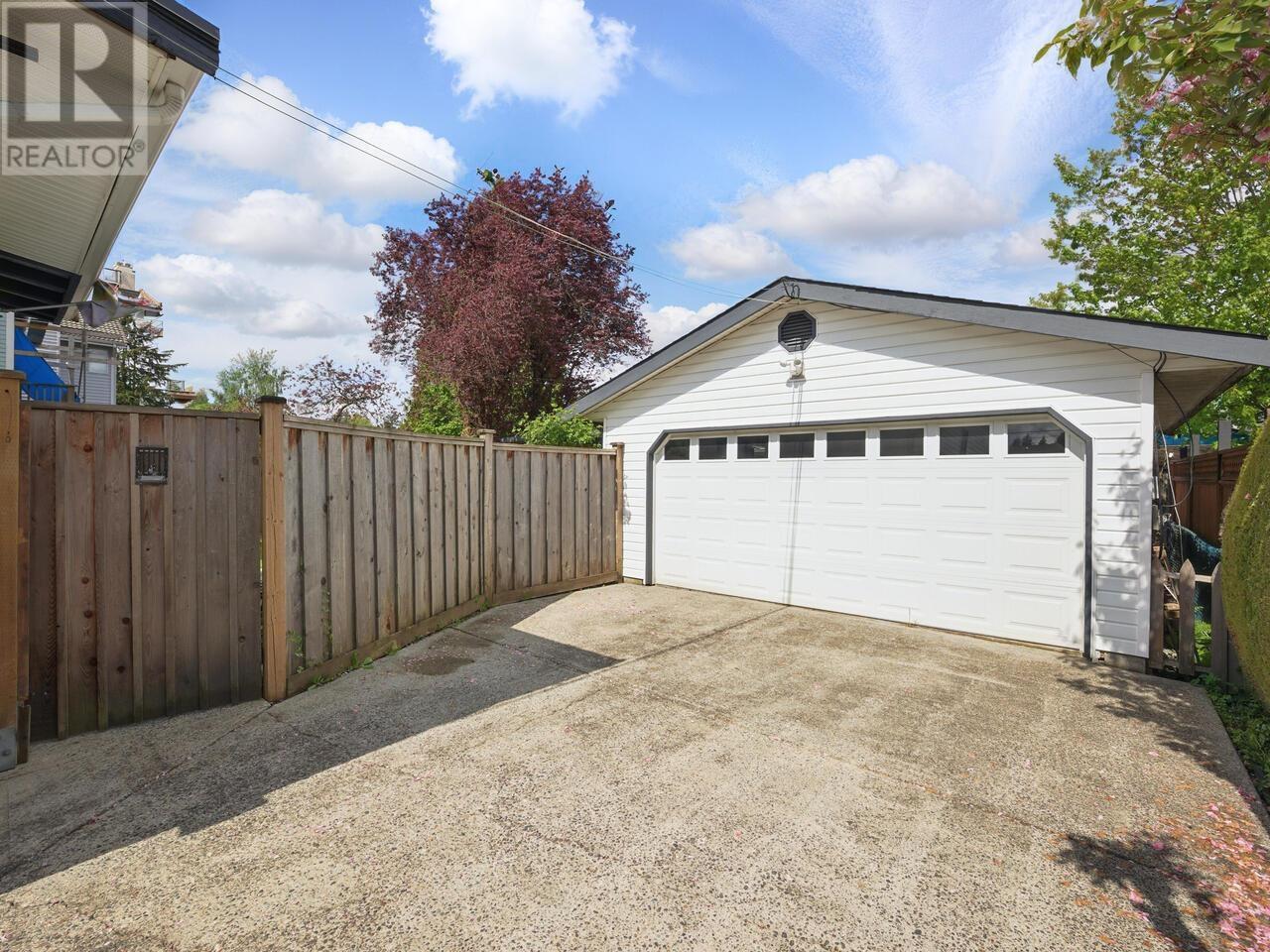 217 Sandringham Avenue, New Westminster, British Columbia  V3L 1Z4 - Photo 2 - R2998501