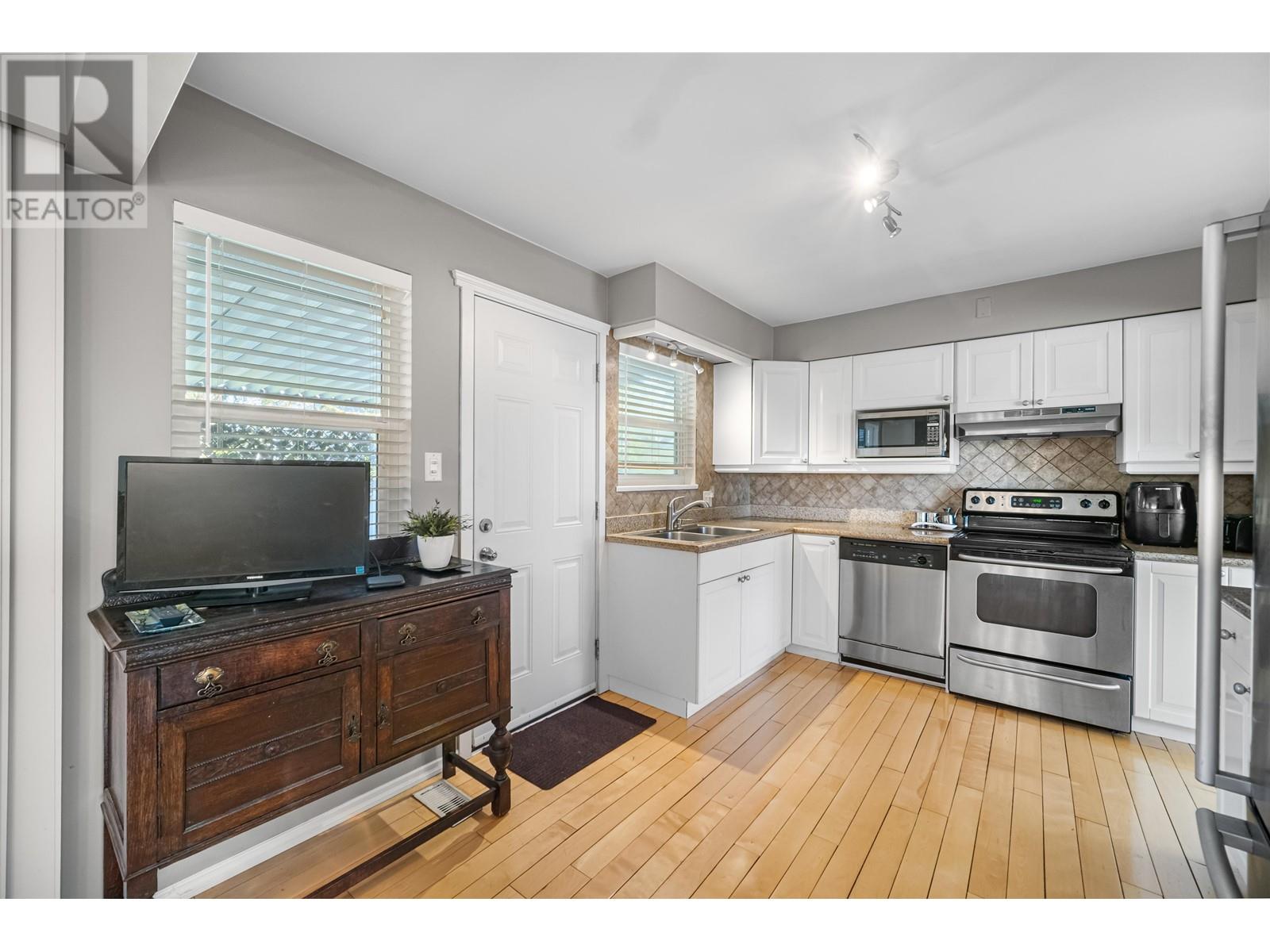 343 Leroy Street, Coquitlam, British Columbia  V3K 5K5 - Photo 9 - R2998164