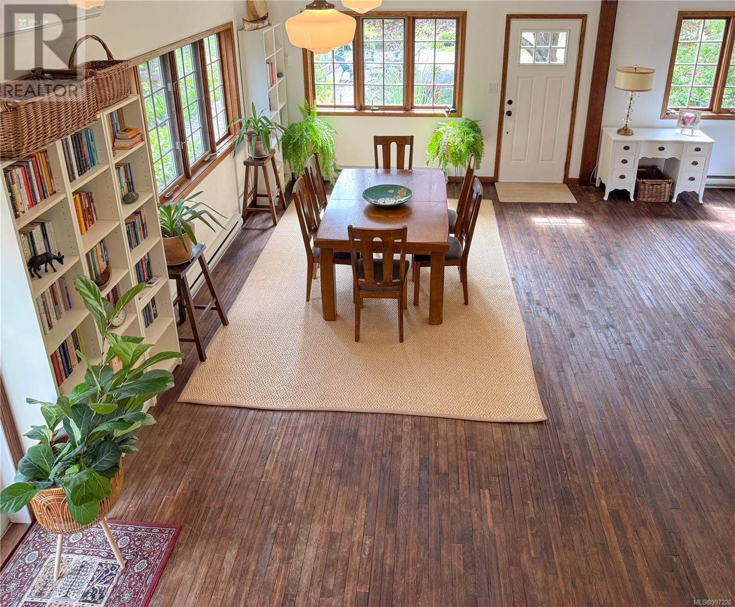Property at 1470 Town-ho End image 4
