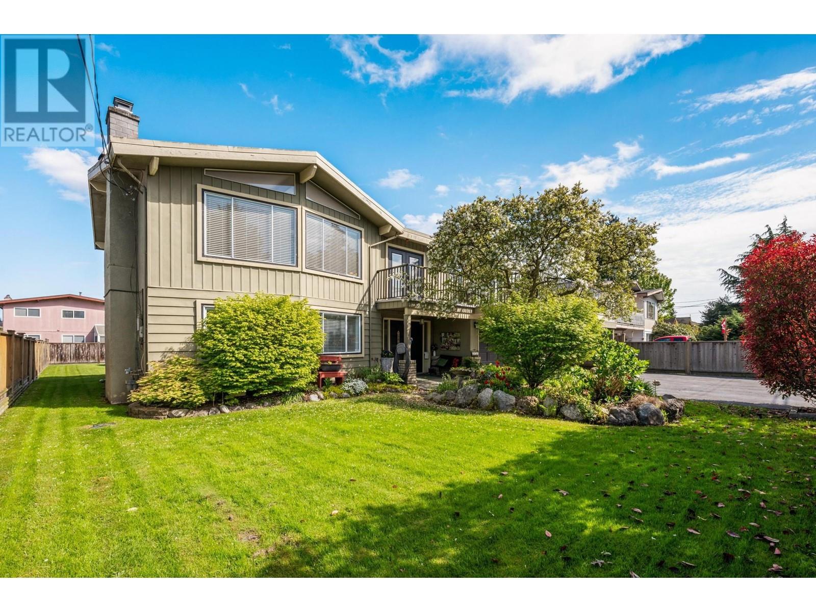 Property at 4686 54A STREET image 3