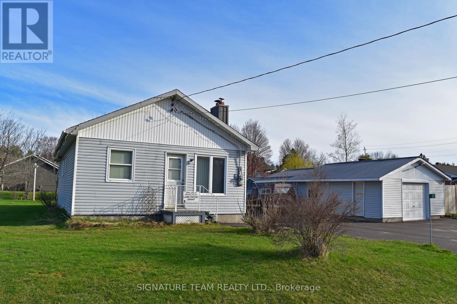89 Richardson Crescent, Laurentian Valley, Ontario  K8A 6W5 - Photo 2 - X12126098