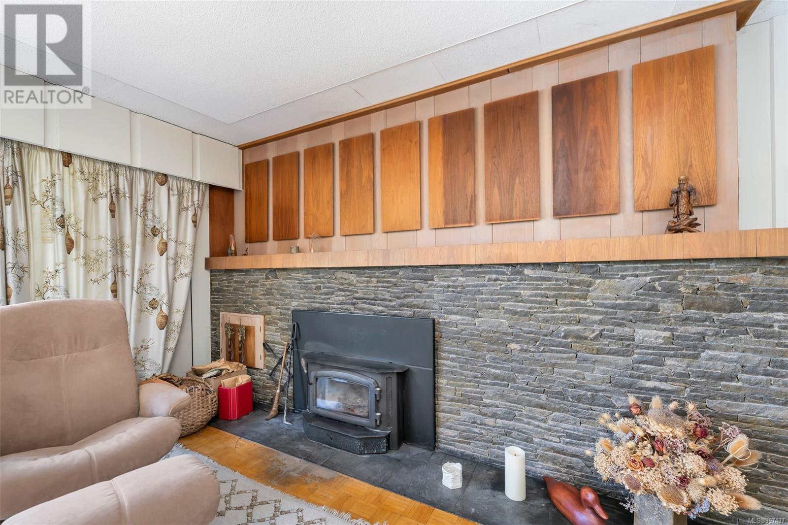 Property at 6364 Deykin Ave image 3